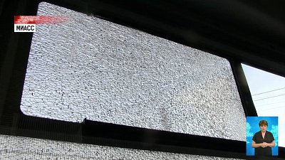 Неизвестный разбил окна троллейбуса