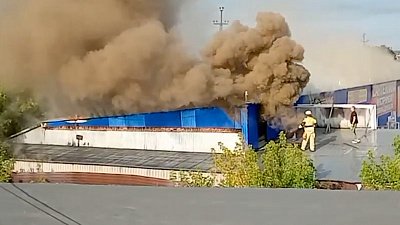 В Магнитогорске сгорел крупный склад хозтоваров: видео пожара