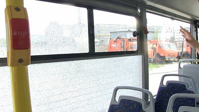 Разбили стекло в новом троллейбусе