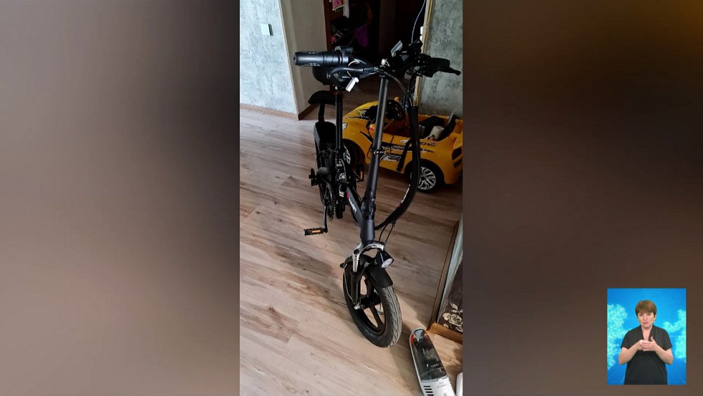 Пенсионерка украла самокат