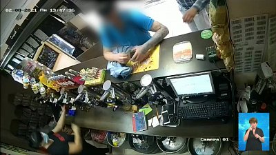 Кража телефона с прилавка магазина