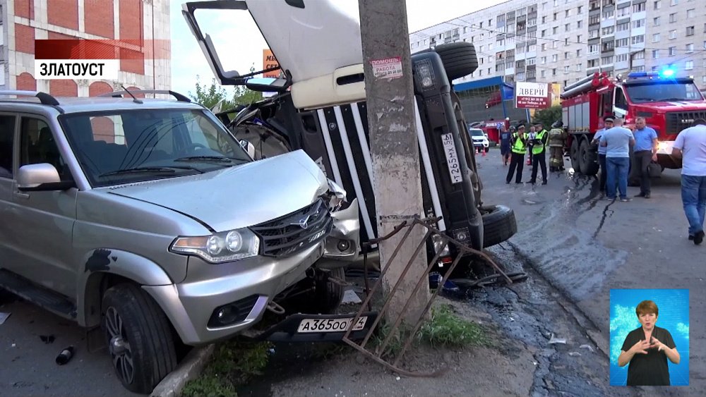 В Златоусте фура упала на легковой автомобиль