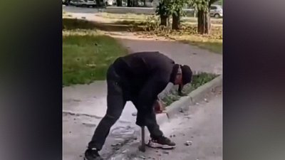 В Челябинске водитель с молотком напал на дорожный бордюр 