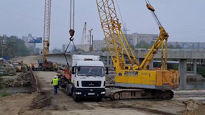 Монтаж бетонной балки на Ленинградском мосту в Челябинске сняли на видео