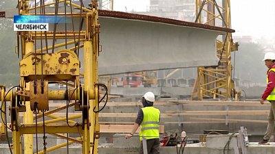 На Ленинградском мосту ставят балки