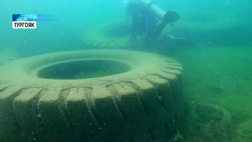 Со дна Тургояка подняли 40 тонн автопокрышек