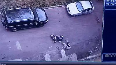 Жуткое падение двоих детей со скутера в Магнитогорске попало на видео