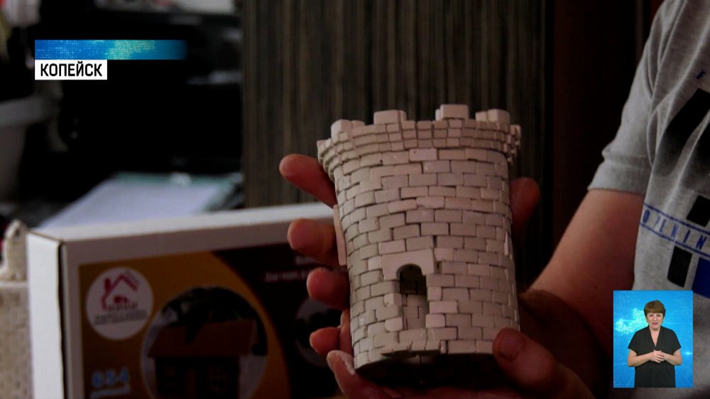 Житель Копейска строит дома из мини-кирпичей