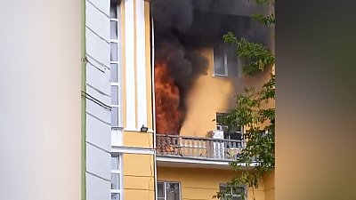 В Златоусте крупный пожар в многоэтажке очевидцы сняли на видео 