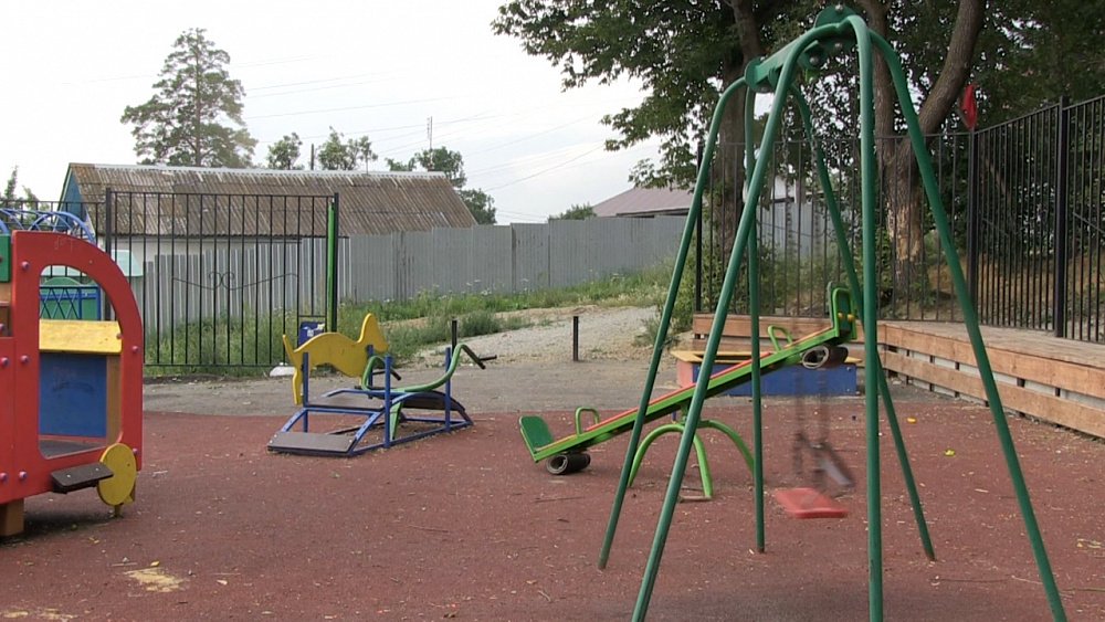 Неизвестные разгромили игровую площадку у Дома культуры «Горняк»