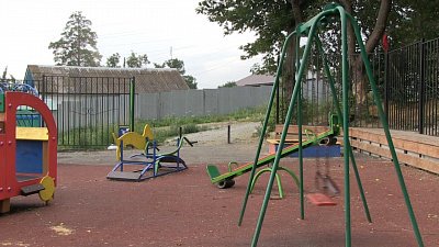 Неизвестные разгромили игровую площадку у Дома культуры «Горняк»