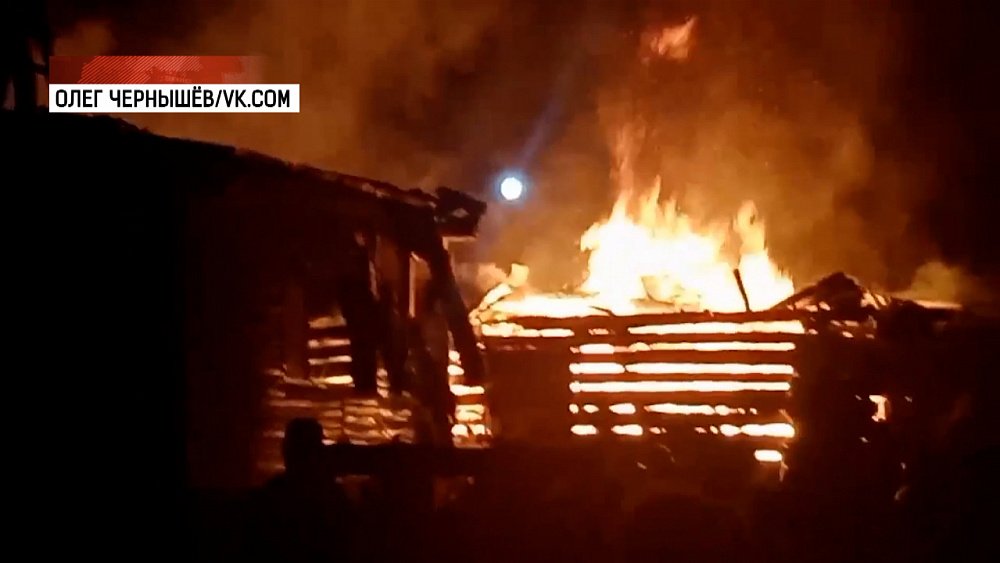 Мужчина обворовал горевший дом