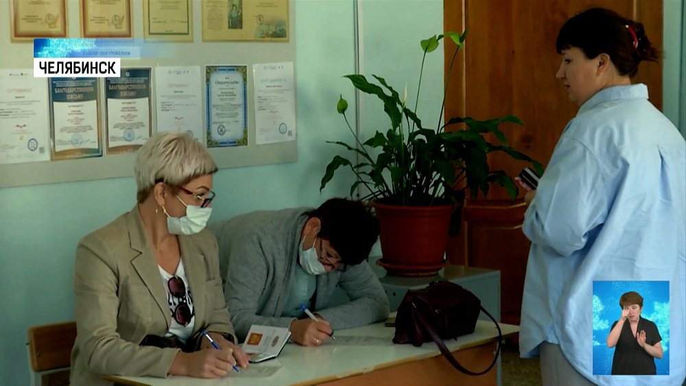 В Челябинске прививают педагогов