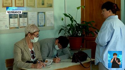 В Челябинске прививают педагогов