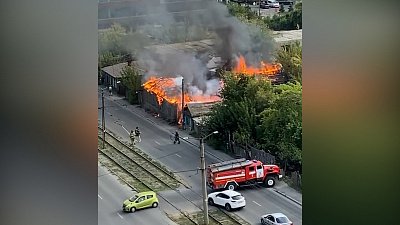 Пожар на улице Российской в Челябинске попал на видео