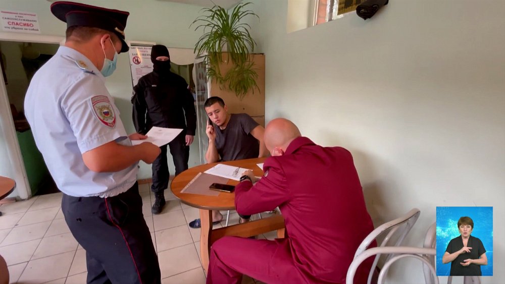 Полицейские проверяют иностранцев