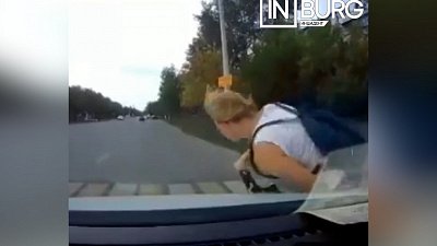 В Челябинске видеорегистратор зафиксировал «наезд» велосипедистки на автомобиль 