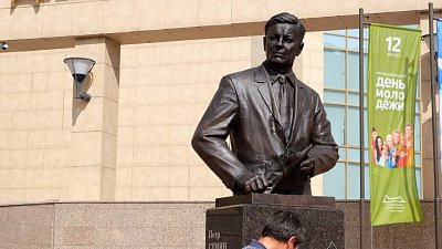 В Челябинске установили памятник первому губернатору региона Петру Сумину