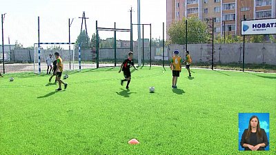 В двух школах построят футбольные поля