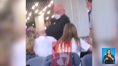 Охранник ударил девушку