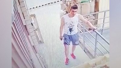 В Рощино парень с ножом штурмует «Пятёрочку»: запись с камеры видеонаблюдения