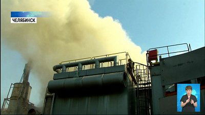 В Челябинске загорелся бункер с опилками