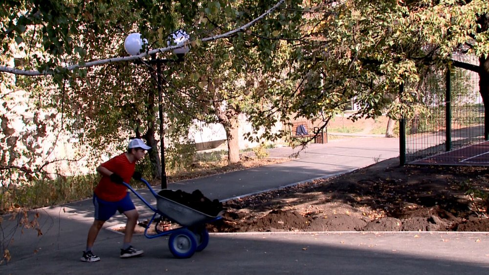 Глава Миасса проинспектировал работы в Яблоневом сквере