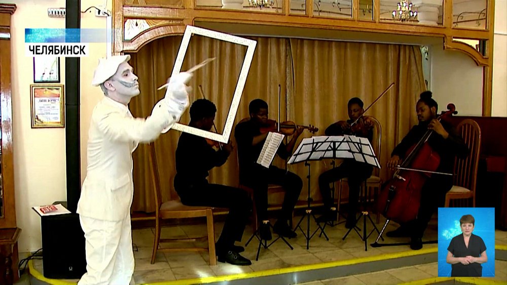 В холле Камерного открылась выставка картин