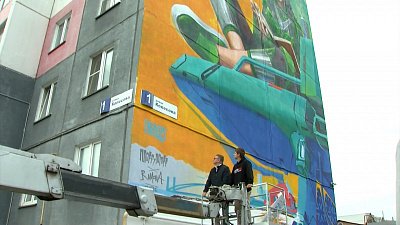 Алексей Текслер расписал стену вместе с уличными художниками: видео из Миасса