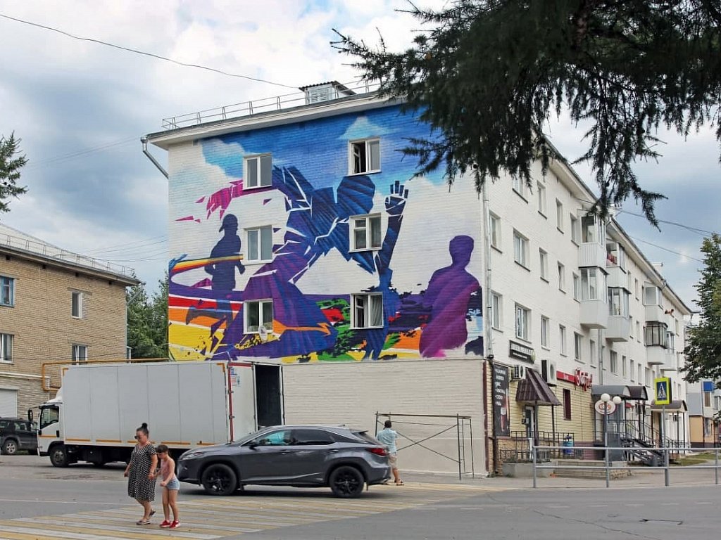 В Аше рекламную вывеску на фасаде заменили граффити