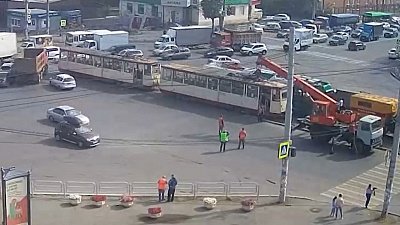 В Челябинске отбуксировали новый трамвай после ДТП