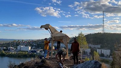 В Златоусте сняли на видео создание деревянного лося