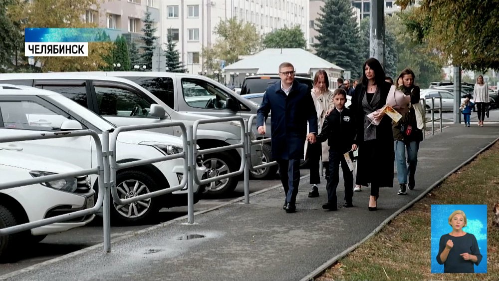 Губернатор принял участие в линейке сына