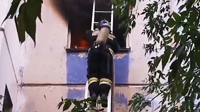 Видео тушения пожара в многоквартирном доме в Челябинске
