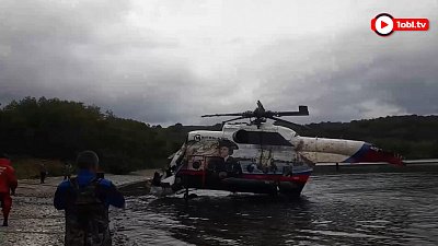 Вертолёт подняли со дна после катастрофы: видео с Курильского озера