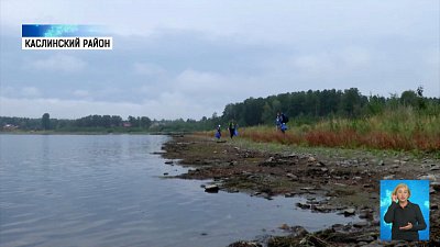 Активисты убрали берег озера Аракуль