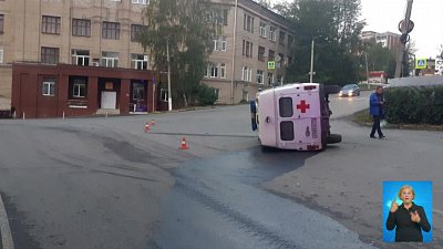 «Скорая помощь» опрокинулась с младенцем внутри