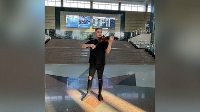 Видео выступления скрипача на железнодорожном вокзале Челябинска