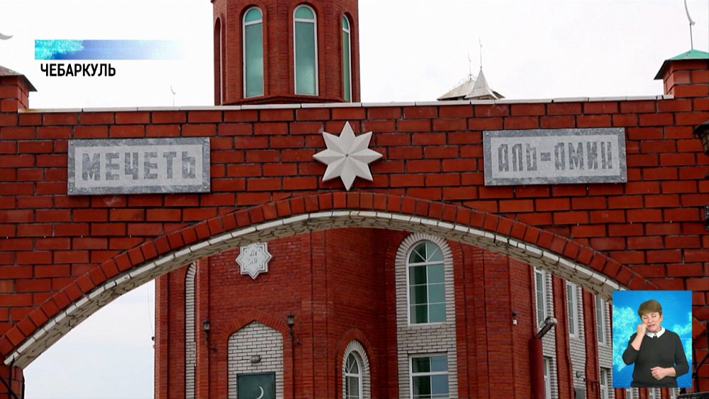 Автобус подвозит прихожан до мечети