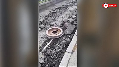 Трамвай сошёл с рельсов в Екатеринбурге: видео очевидцев