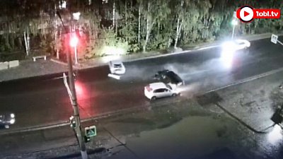 В Златоусте нарушитель на «Гранте» серьёзно помял две машины: видео с камер наблюдения