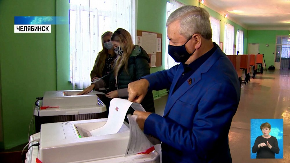 Владимир Мякуш проголосовал с женой и дочерью