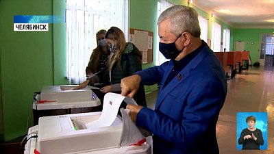 Владимир Мякуш проголосовал с женой и дочерью