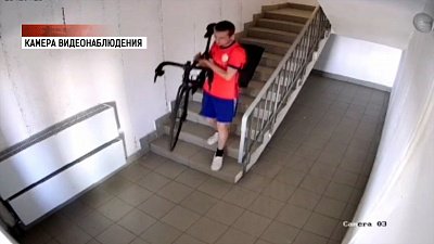 Неизвестный ворует велосипеды в Челябинске