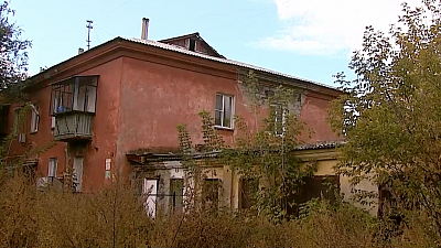 Съёмочная группа ОТВ пообщалась с жителями дома, который разваливается на глазах