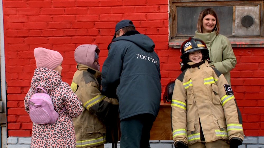 Пожарные части открывают двери