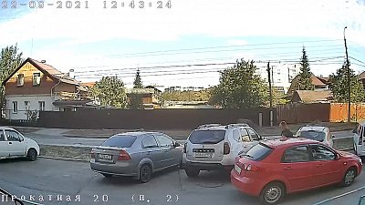 Кража очередного люка в Челябинске попала на видео