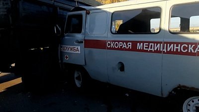 «Скорая помощь» врезалась в КамАЗ: видео последствий аварии