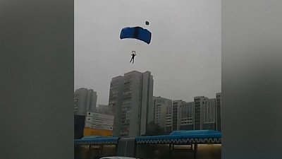 В Москве парашютисты приземлились прямо на проезжую часть