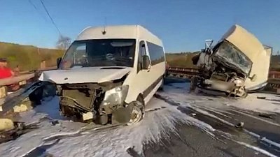 Видеозапись с места аварии грузовика и микроавтобуса в Симе